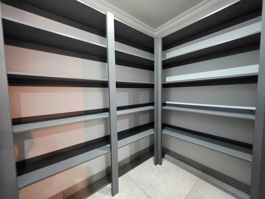 5 Bedroom Property for Sale in Langenhovenpark Free State